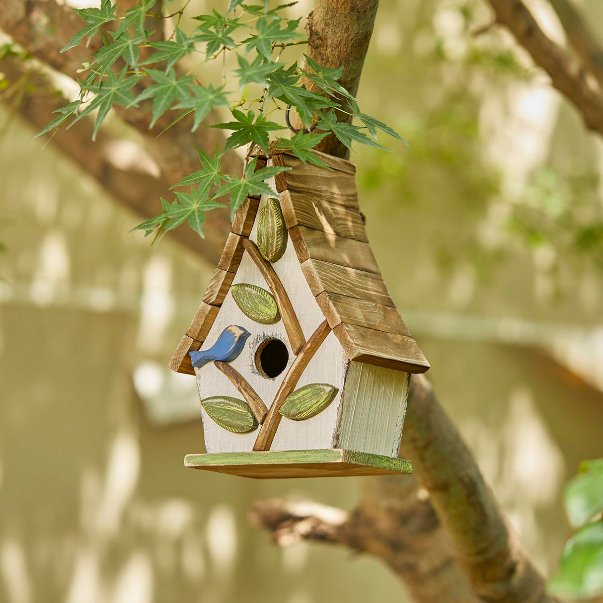 Glitzhome 9.5" H Hanging Bird House Distressed Solid Wood Decorative Outdoor Garden Birdhouse with Natural Wood Pallet Roof and 3D Tree,Washed White Glitzhome