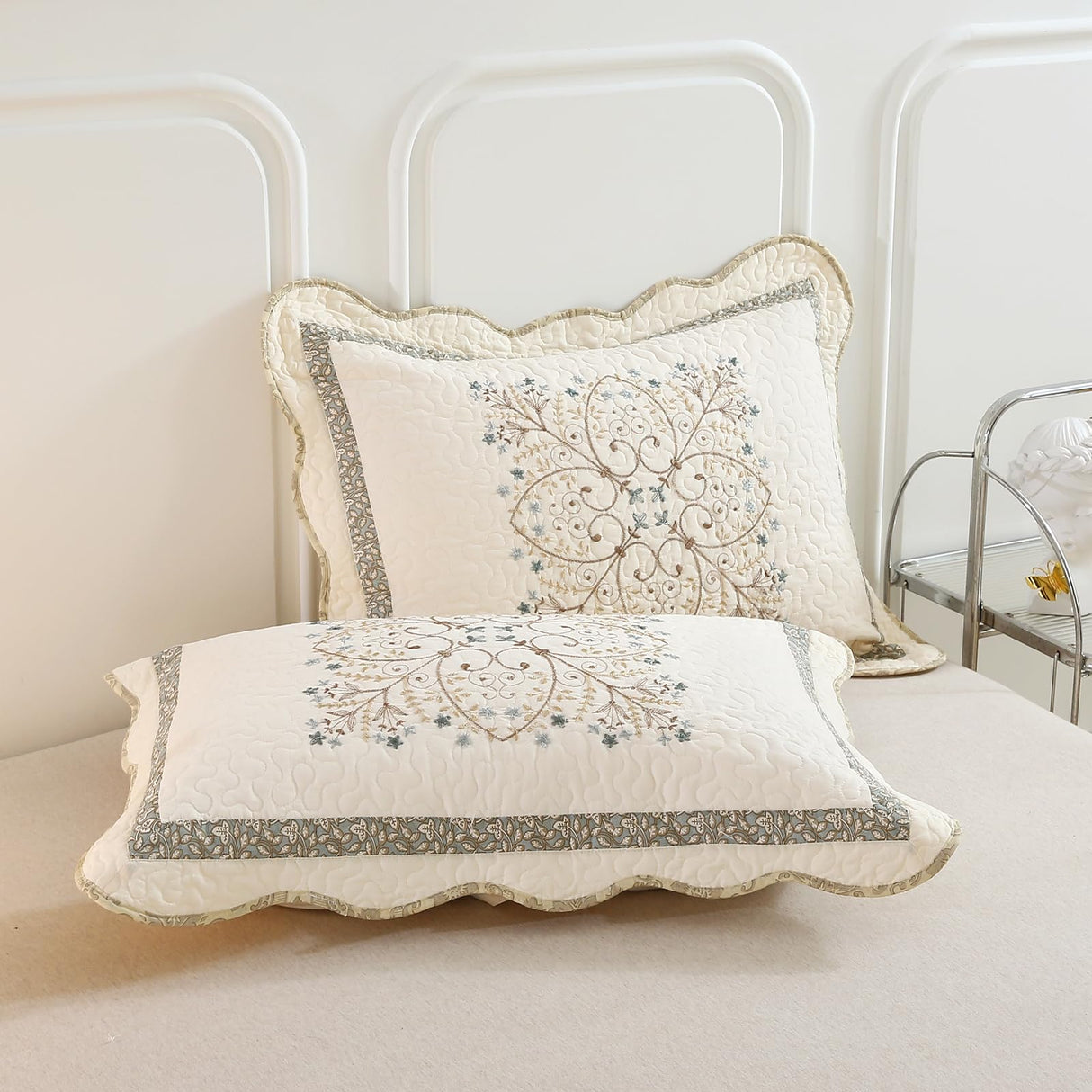 vctops Elegant Embroidered Quilt Set Farmhouse Patchwork Oversized Queen Size Reversible Bedspread Coverlet 3 Piece Cotton Quilted Bedding Set for All Season, 1 Quilt + 2 Pillow Sham (94x102 in) vctops