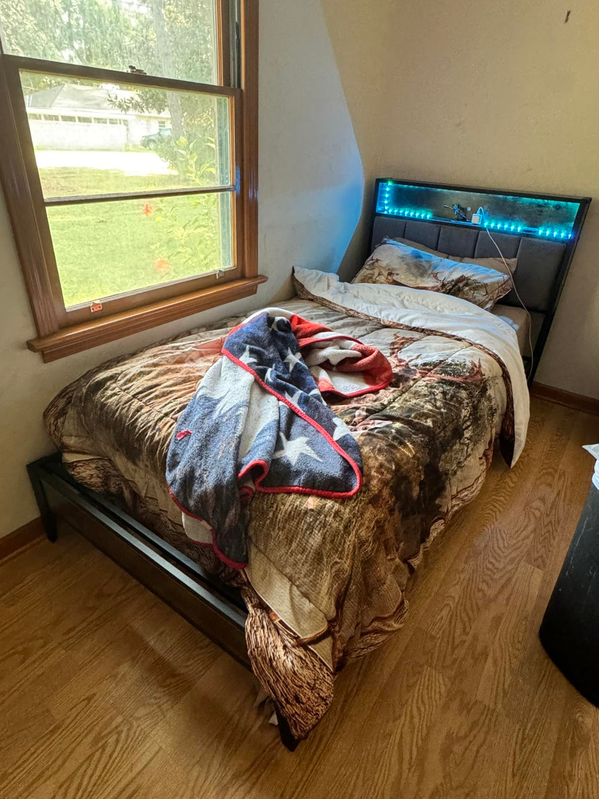 FSJianYi Queen Metal Bed Frame with Charging Station, LED Lights Headboard, Strong Metal Slats Support No Box Spring Needed Noise Free (Queen (U.S. Standard)) FSJianYi