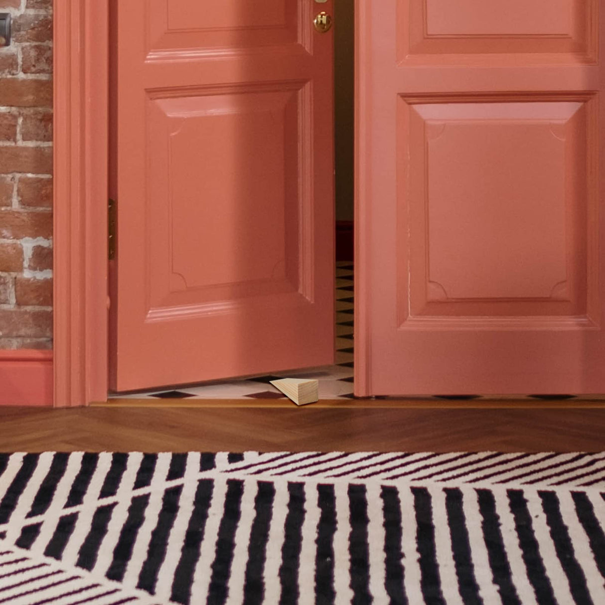 Small Wooden Door Stop Stopper Wedge, 4 Pack Soild Wood Non-Slip Doorstop Wedge with Sturdy and Durable, Security Door Stopper Fit for Bottom of Door On Tile, Concrete, Carpet, Wooden Floor (4 Pack) Homakover