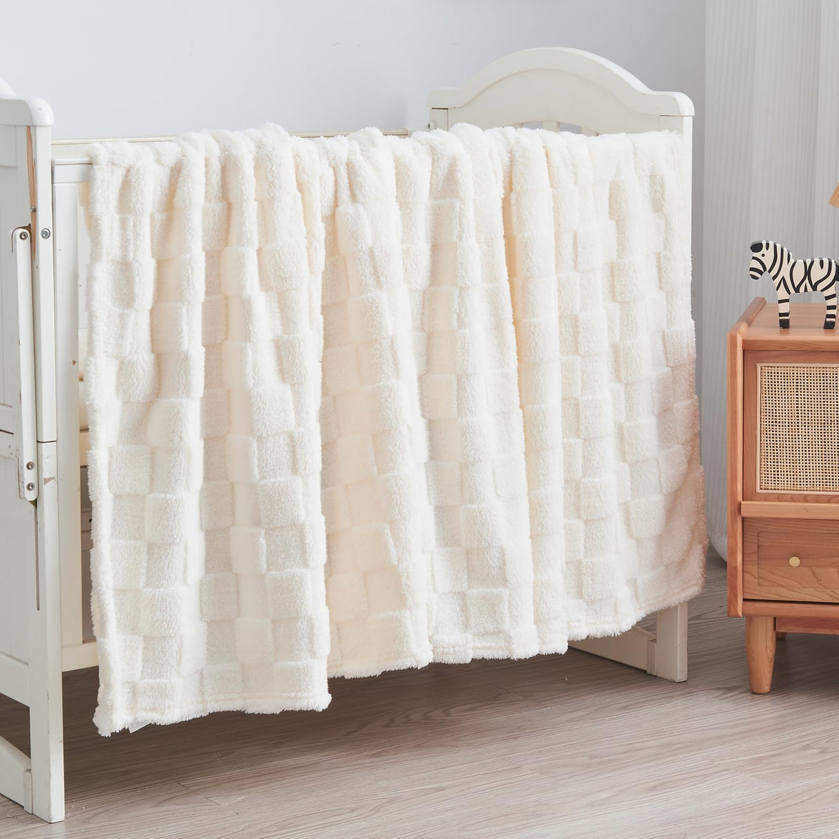 NEWCOSPLAY Super Soft Throw Blanket Ivory Premium Silky Flannel Fleece 3D Checkered Lightweight Bed Blanket All Season Use (Ivory Checkered, Throw(50"x70")) NEWCOSPLAY