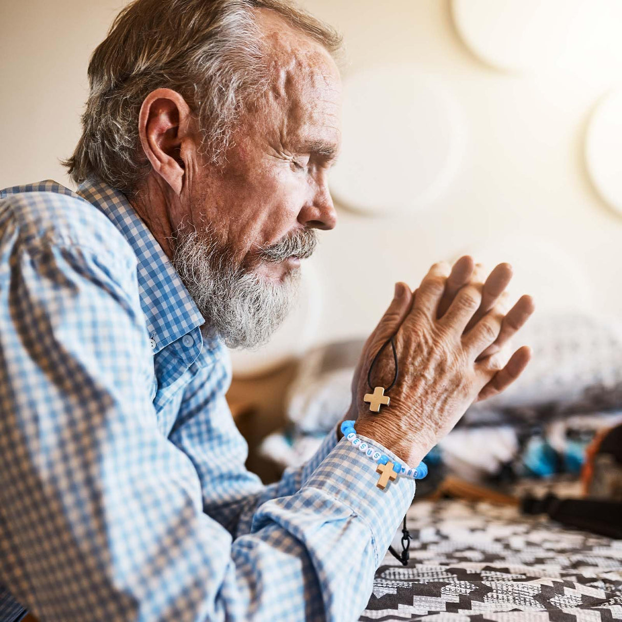 Sanixin 32 Set Jesus Love Me Faith DIY Bead Craft Kit Making Religious Bracelet Beads for VBS Week Sunday School Bible Verse Gifts Wooden Cross Bracelet Craft Kit Sanixin