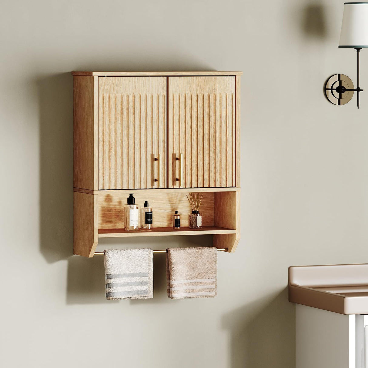 HOOBRO Fluted Bathroom Wall Cabinet, Farmhouse Medicine Cabinet with 2 Fluted Doors, Wall Storage Shelf with Towel Rack, Adjustable Shelf, for Small Spaces, Bathroom, Kitchen, Natural HOOBRO