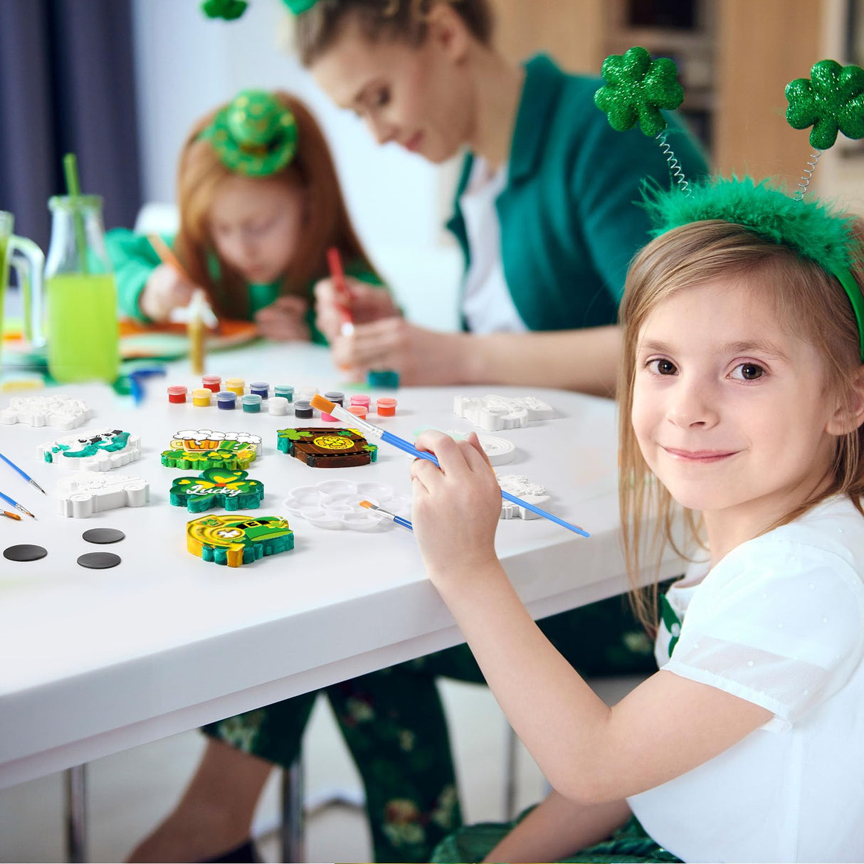 Arrowbash 12 Sets St. Patrick's Day Plaster Painting Kit Ceramics to Paint Green Shamrock Fridge Magnets DIY Irish Theme Plaster Statue Crafts Unpainted Ceramic Figurines Refrigerator Magnets Arrowbash