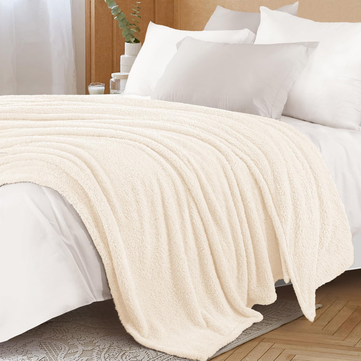 Exclusivo Mezcla Fuzzy Fleece Throw Blanket for Couch Sofa, Lightweight Fluffy Solid Velvet Blanket, Suitable for All Seasons, 50x60 Inches, White Exclusivo Mezcla