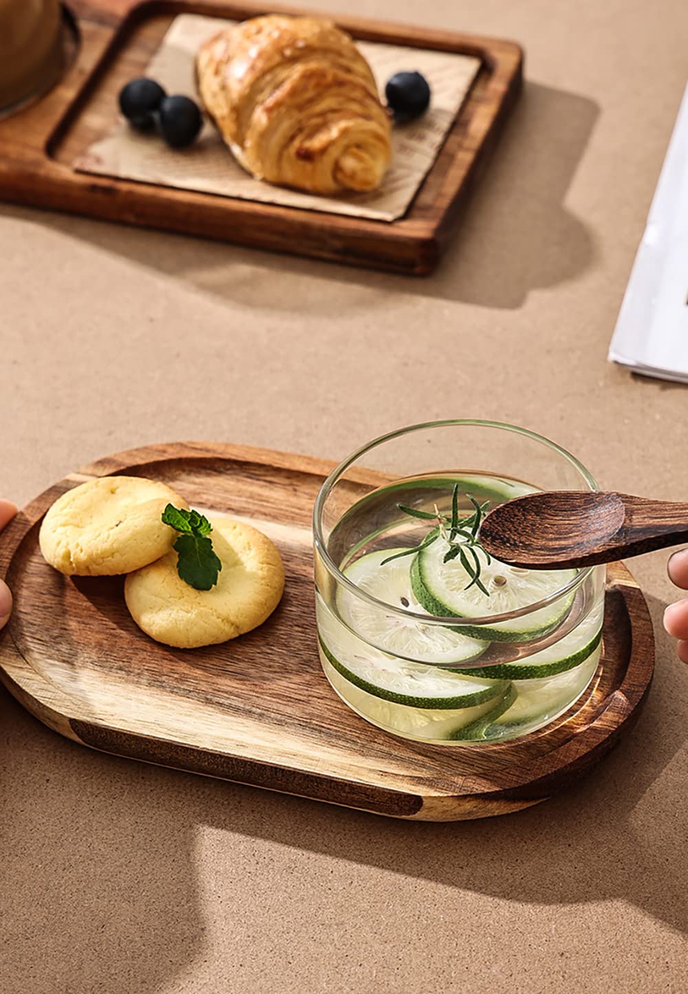 Elsjoy Set of 2 Acacia Wooden Serving Trays, Natural Wood Serving Platters Set with Lip, Oval Charcuterie Plates Board Rustic Long Bread Fruit Dishes for Kitchen Decor, 14"x7" and 11"x5.5" Elsjoy