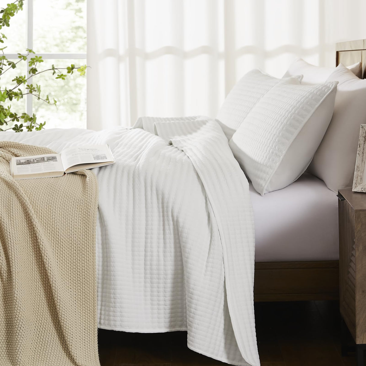 WRENSONGE White Quilt Set Queen Size-3 Pieces Lightweight Bedspreads Summer Coverlet for All Season, Soft Quilt Bedding Set with 2 Pillow Shams Suitable for Bed & Couch WRENSONGE