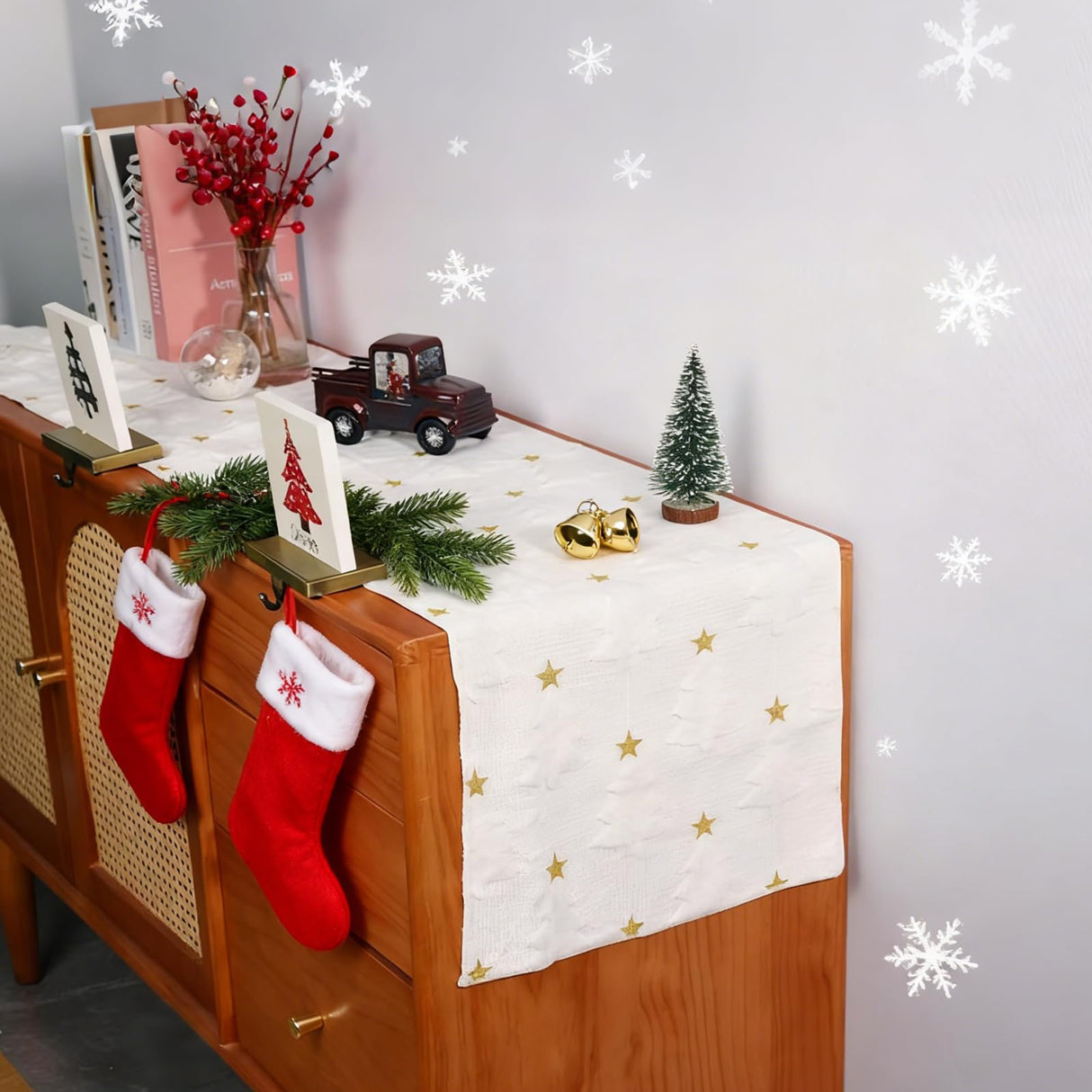 Baccessor Winter White Fur Table Runner Christmas Tree Soft Fluffy Plush Faux Fur Tufting Table Runner 13x72 Inch for Kitchen Center Dinning Dresser Cover Coffee Indoor Holiday Party Decoration Baccessor