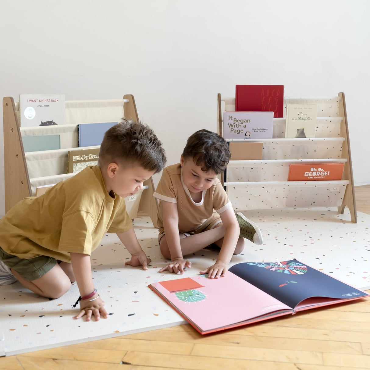 3 Sprouts Recycled Fabric Kids Bookshelf β 4-Tier Sling Book Rack Organizer - Nursery Room Playroom Classroom Wooden Book Shelves - Kid Bookcase Wood Storage Shelf for Toddler Age 3+ - Terrazzo Cream 3 Sprouts