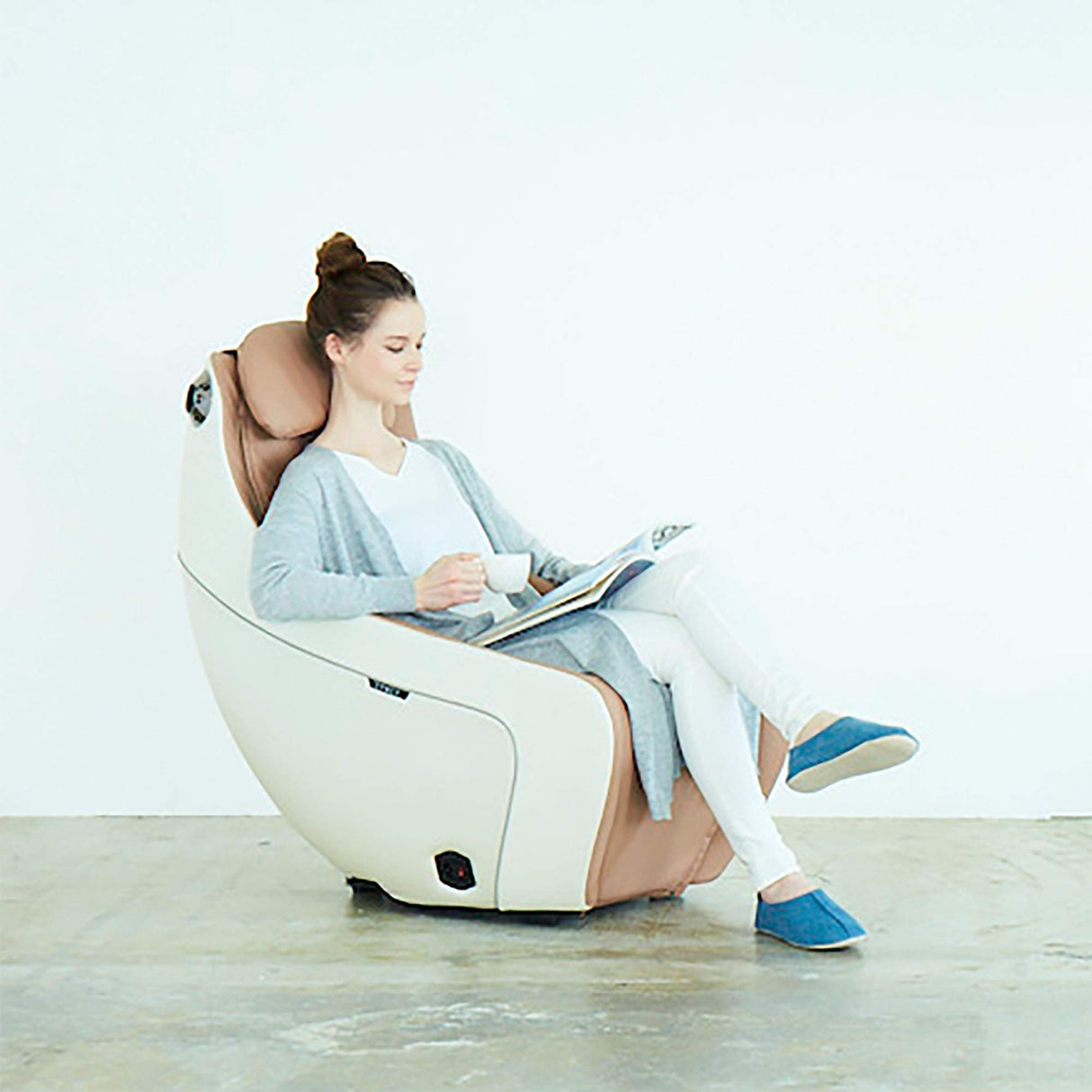 Synca Wellness CirC Premium Massage Chair - SL Track, Heated, Ergonomic, Full Body, Deep Tissue, Shiatsu and Remote-Controlled, Promoting Sleep and Blood Circulation, Home and Office Use (Beige) Synca Wellness