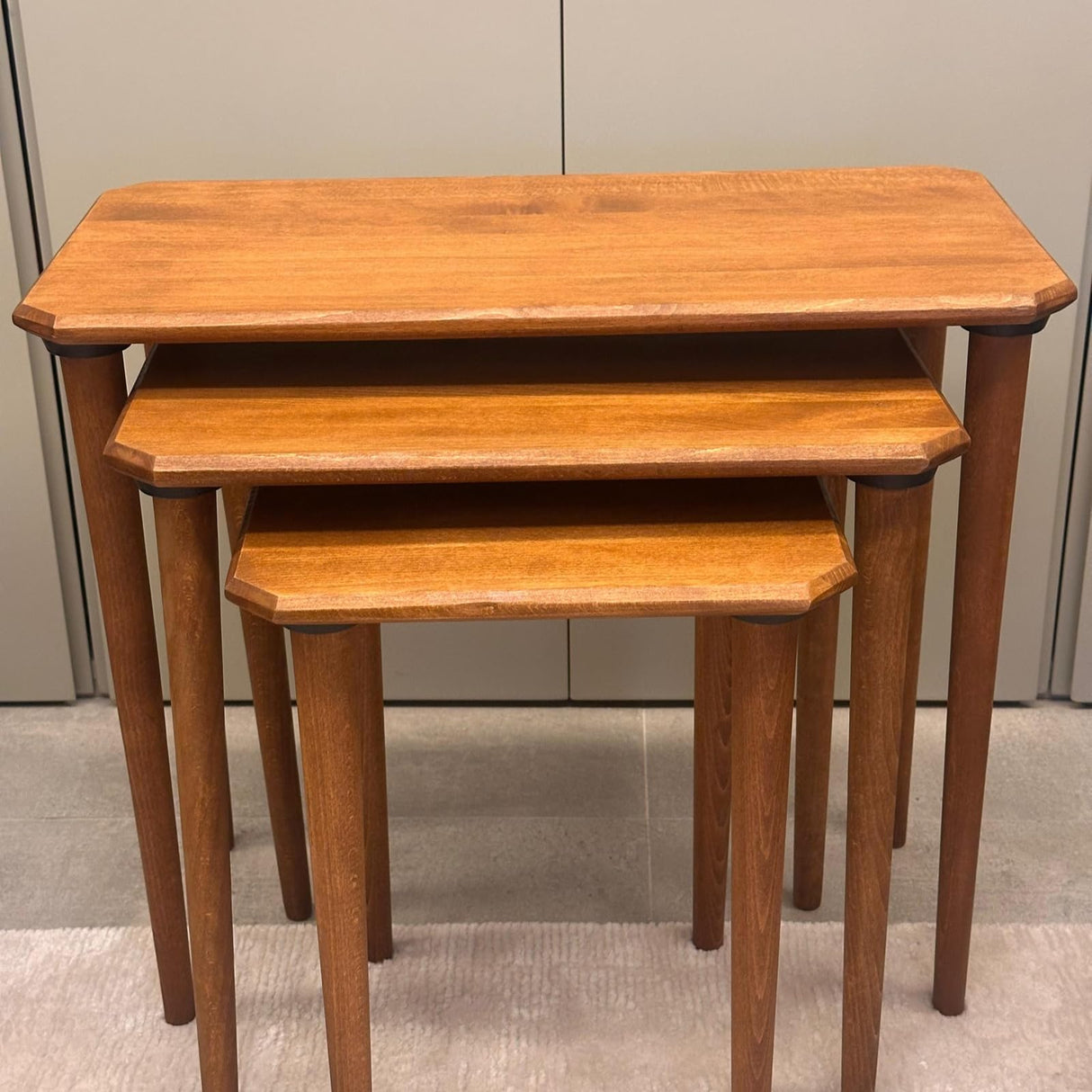 TRIHOME Solid Wood Nesting Tables Set of 3, Rectangular Mid-Century Modern Coffee Tables for Living Room, Premium Beech Wood, Natural Finish, Pebble Design with Tapered Legs, Versatile Use, Walnut TRIHOME