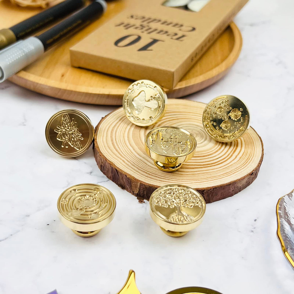 Wax Seal Stamp Kit with Gift Box, 672 Pcs Wax Seal Beads, 4 Pcs Wax Stamps, 2 Pcs Wax Seal Molds, Sealing Wax Warmer, Spoon, Mat, Metallic Pens, Candles, Wax Seal Kit for Craft Gift KKSUBCA