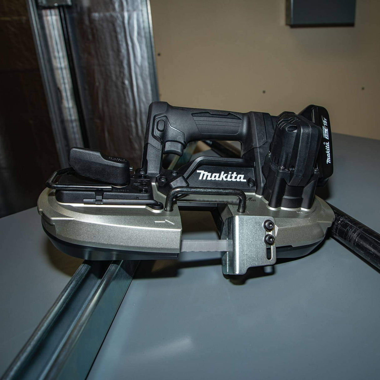 Makita XBP05R1B 18V LXT® Lithium-Ion Sub-Compact Brushless Cordless Band Saw Kit (2.0Ah) Makita