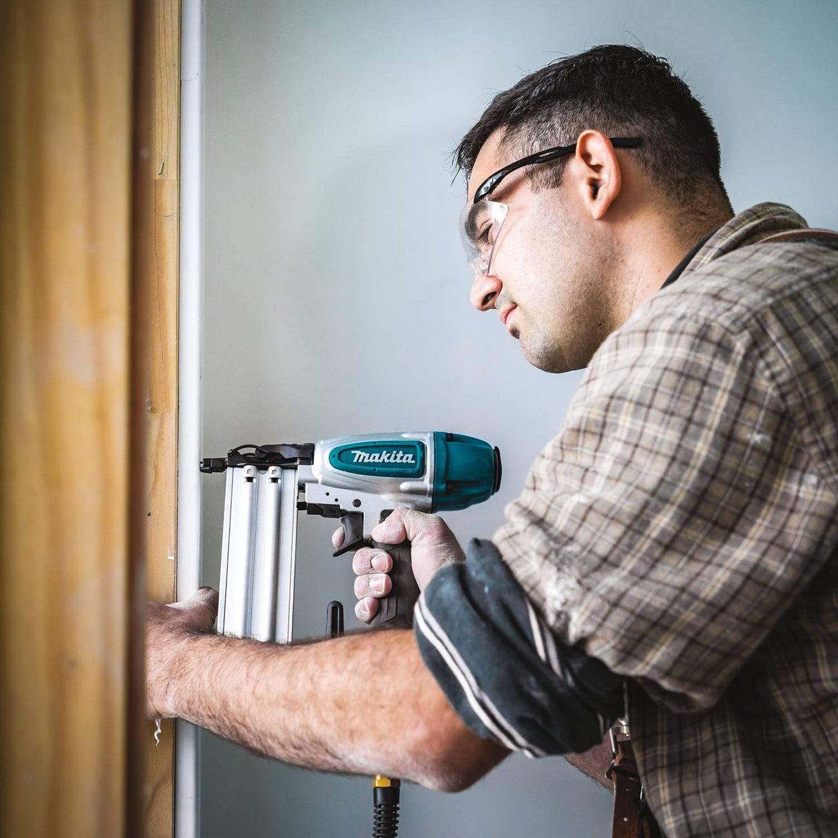 Makita MAC100QK1 Quiet Series 1/2 HP, 1 Gallon Compact, Oil-Free, Electric Air Compressor, and 18 Gauge Brad Nailer Combo Kit Makita