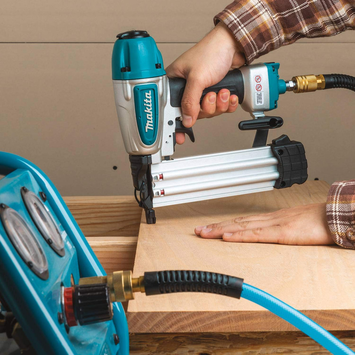 Makita MAC100QK1 Quiet Series 1/2 HP, 1 Gallon Compact, Oil-Free, Electric Air Compressor, and 18 Gauge Brad Nailer Combo Kit Makita