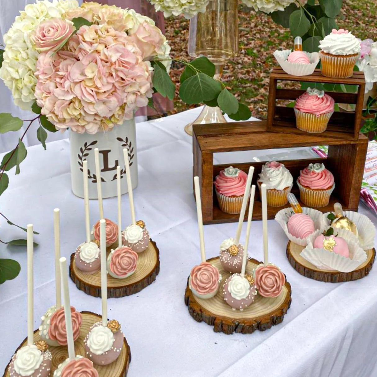 kukmakri 26 PCS Unfinished Wood Slices for Centerpieces, 5.5-6.3 Inch Natural Wood Slices with Tree Bark Pine and Wood Rounds Discs for DIY Crafts, Centerpieces, Art & Decor kukmakri