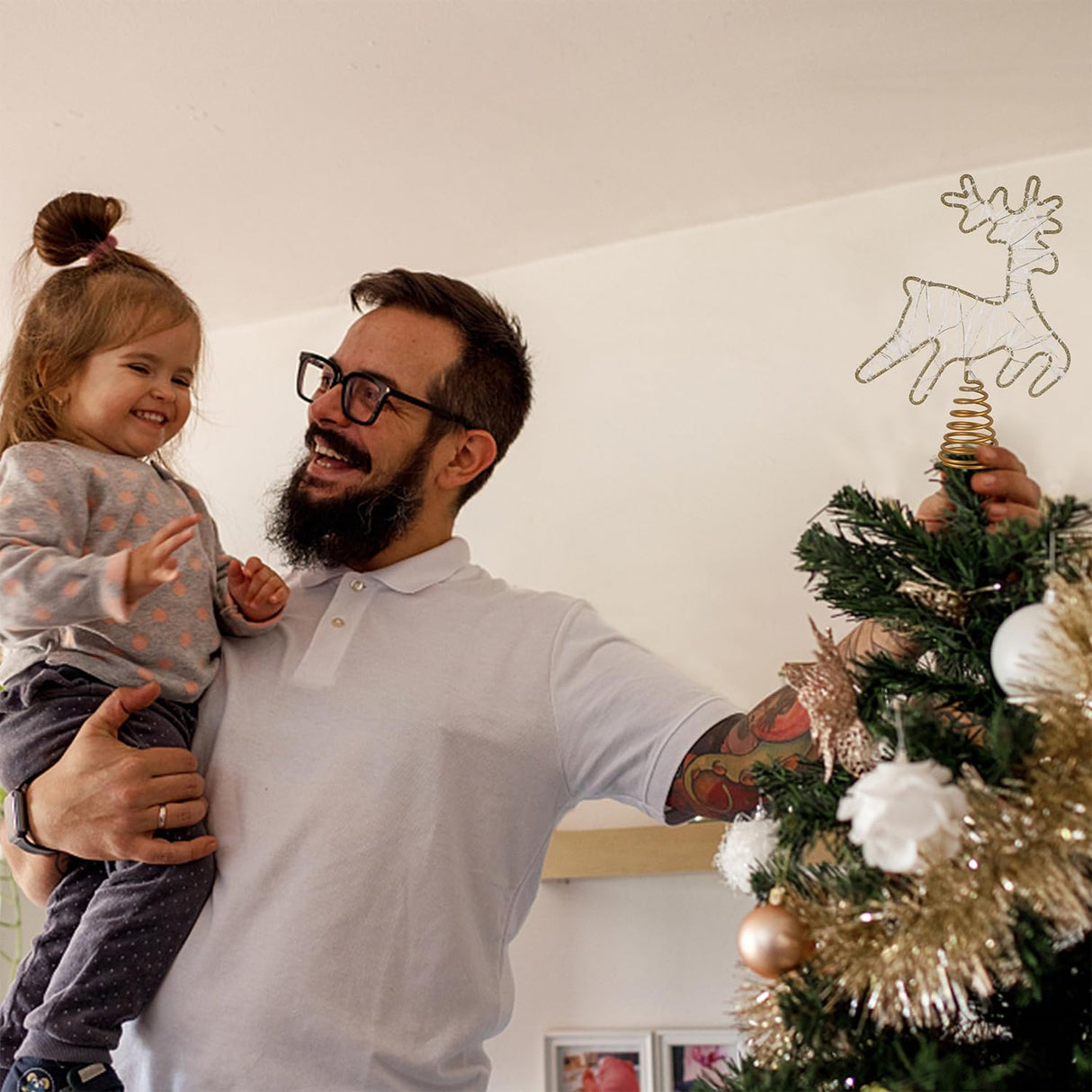 Juegoal Lighted Reindeer Christmas Tree Topper, Metal Xmas Glitter Elk Treetop Ornaments with 30 LED Warm White Lights, Battery Powered Light up 2D Deer Christmas Tree Decorations, Golden Juegoal