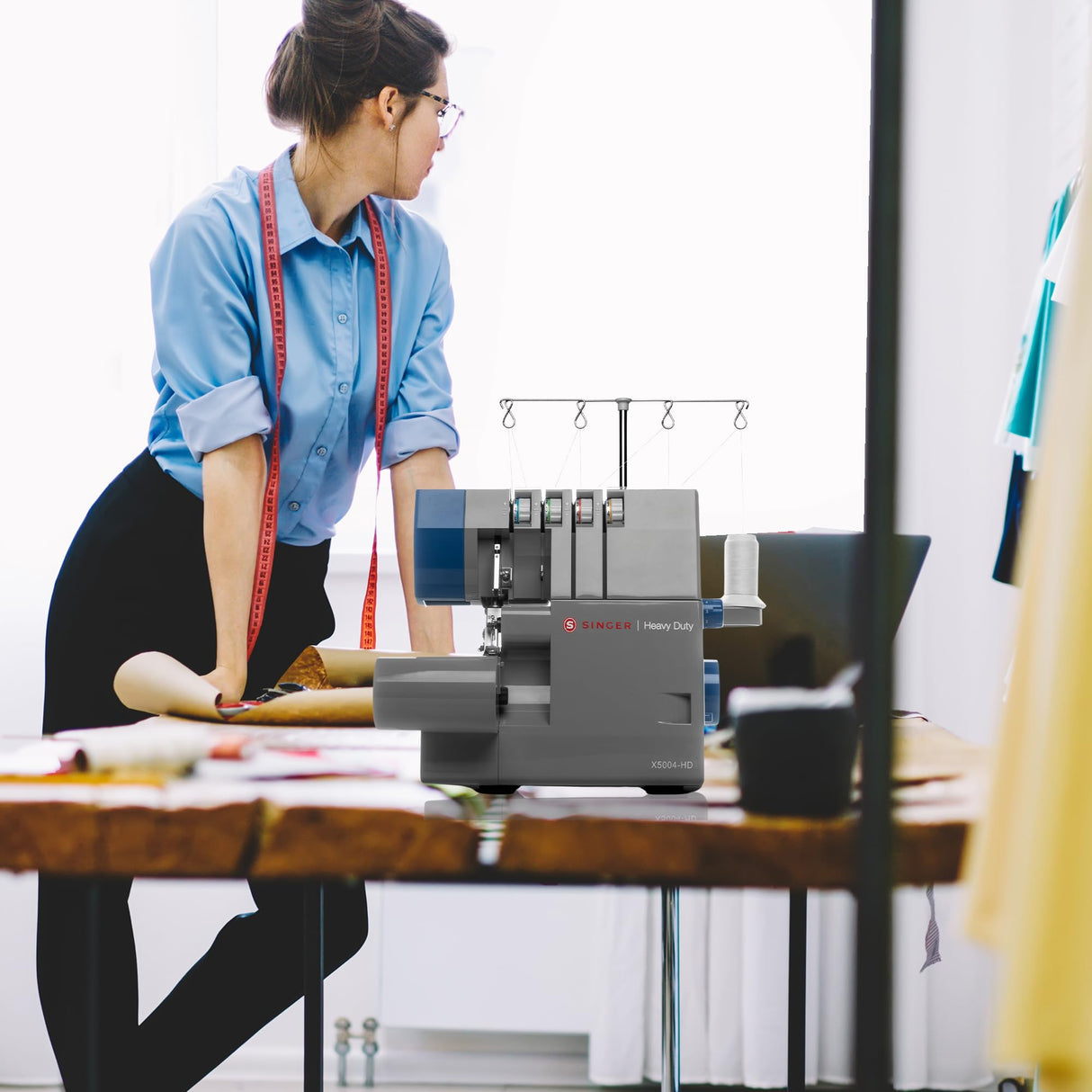 SINGER X5004-HD Metal Frame Serger & Overlock Machine | 2-3-4 Stitch Capability, 8 Built-In Stitches, 1300 Stitches per minute, Adjustable Differential Feed & 2 LED Lights (Grey/Blue) SINGER