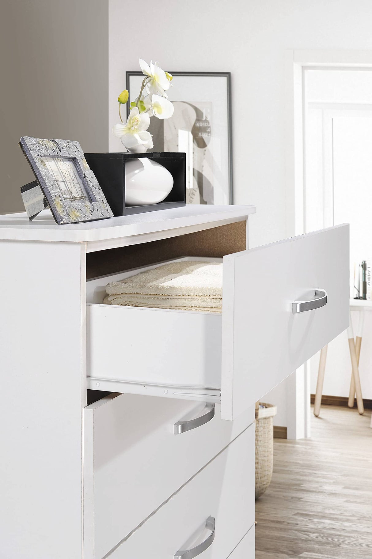 HODEDAH 5 Drawer Wood Dresser for Bedroom, Chest of Drawers with Metal Rails for Support when Storing Clothing, White Hodedah