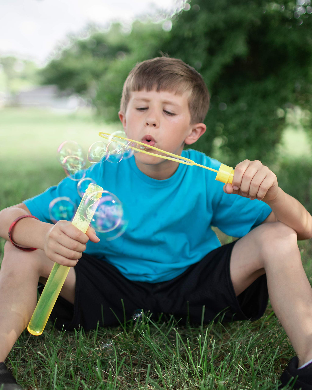 Sunny Days Entertainment Maxx Bubbles 4oz Bubble Wands – 6 Pack Bubble Wand Toy | Summer Fun, Outdoor Birthday Party Favors for Kids, 101799 Blue Maxx Bubbles