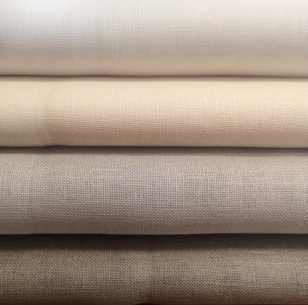 Zweigart 25ct Dublin 100% Linen evenweave for Embroidery | 18x27 inches | Linen Fabric for Counted Cross Stitch (Antique White 101) Aidalux