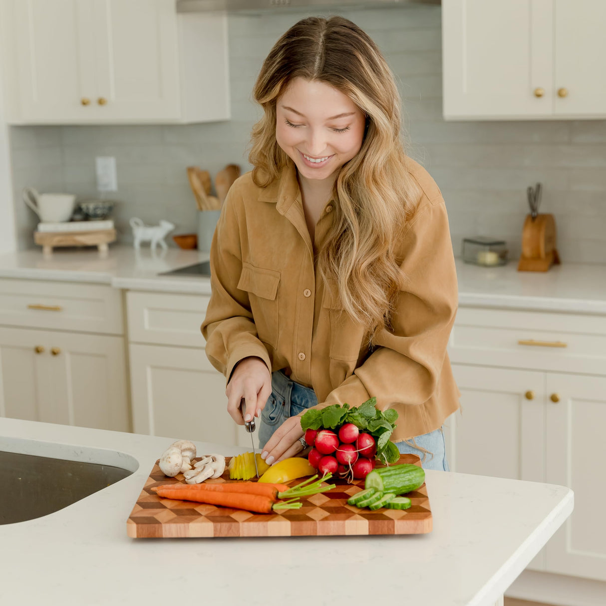 Handmade 3D Checkered Cutting Board with Feet - End Grain Wooden Chopping Board Butcher Block - Large Wood Serving Board Charcuterie Platter Made Artistic Chef's Kitchen