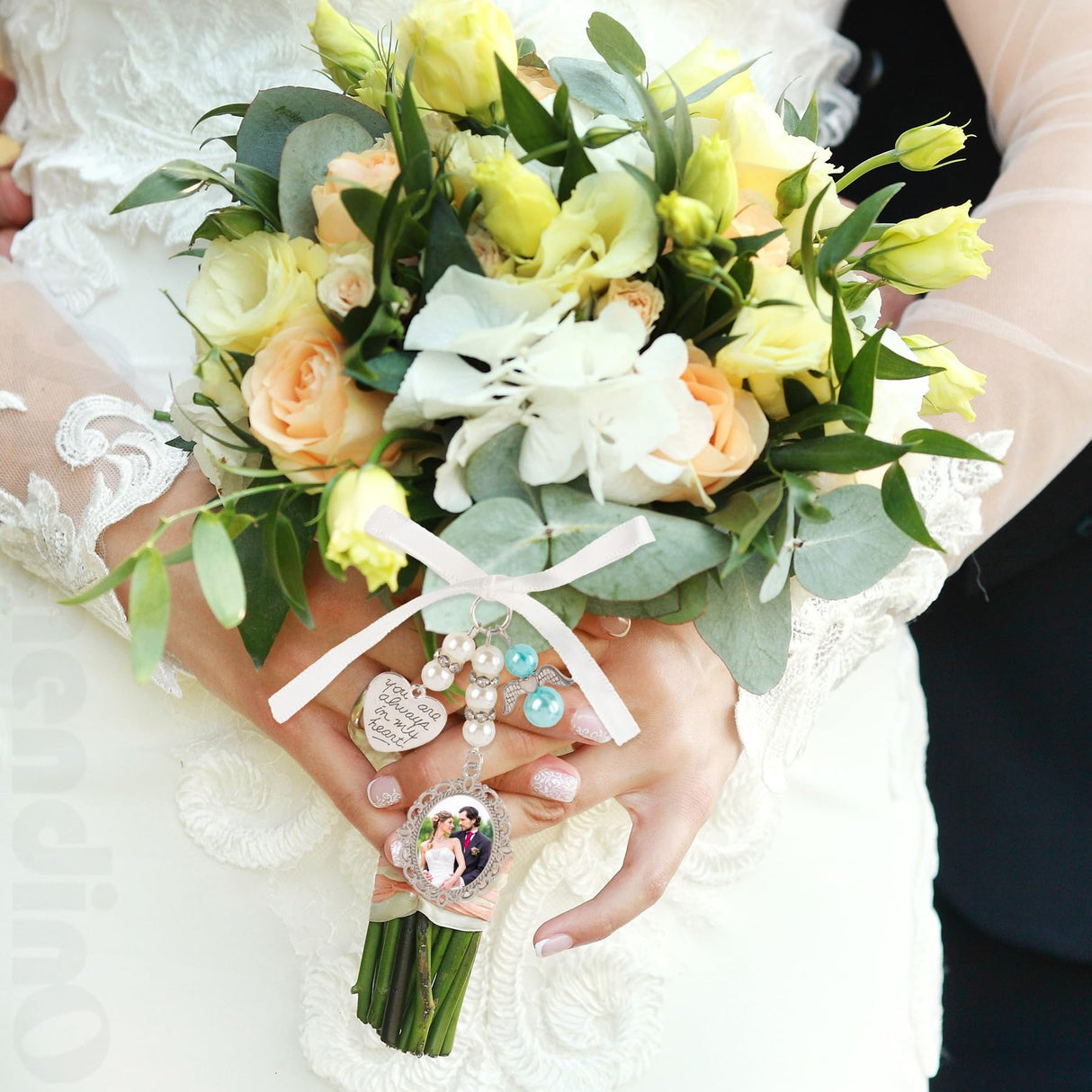 Framendino, 4 Pack Sublimation Blank Bouquet Photo Charms for Wedding Memory Bridal Bouquet Picture Charm Bouquet Memorial Charm DIY Jewelry Making 1 Sheet Round Framendino