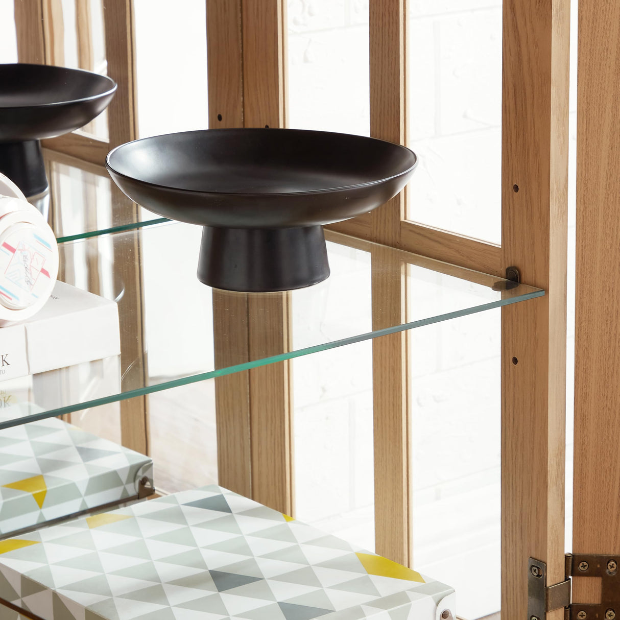 LED Curio Display Cabinet, Antique Display Cabinet with Adjustable Shelves, Retro Design Quality Showcase with Lattice Doors, Elegant Bookcase and Storage Cabinet for Home Decor (Oak) Maxtude