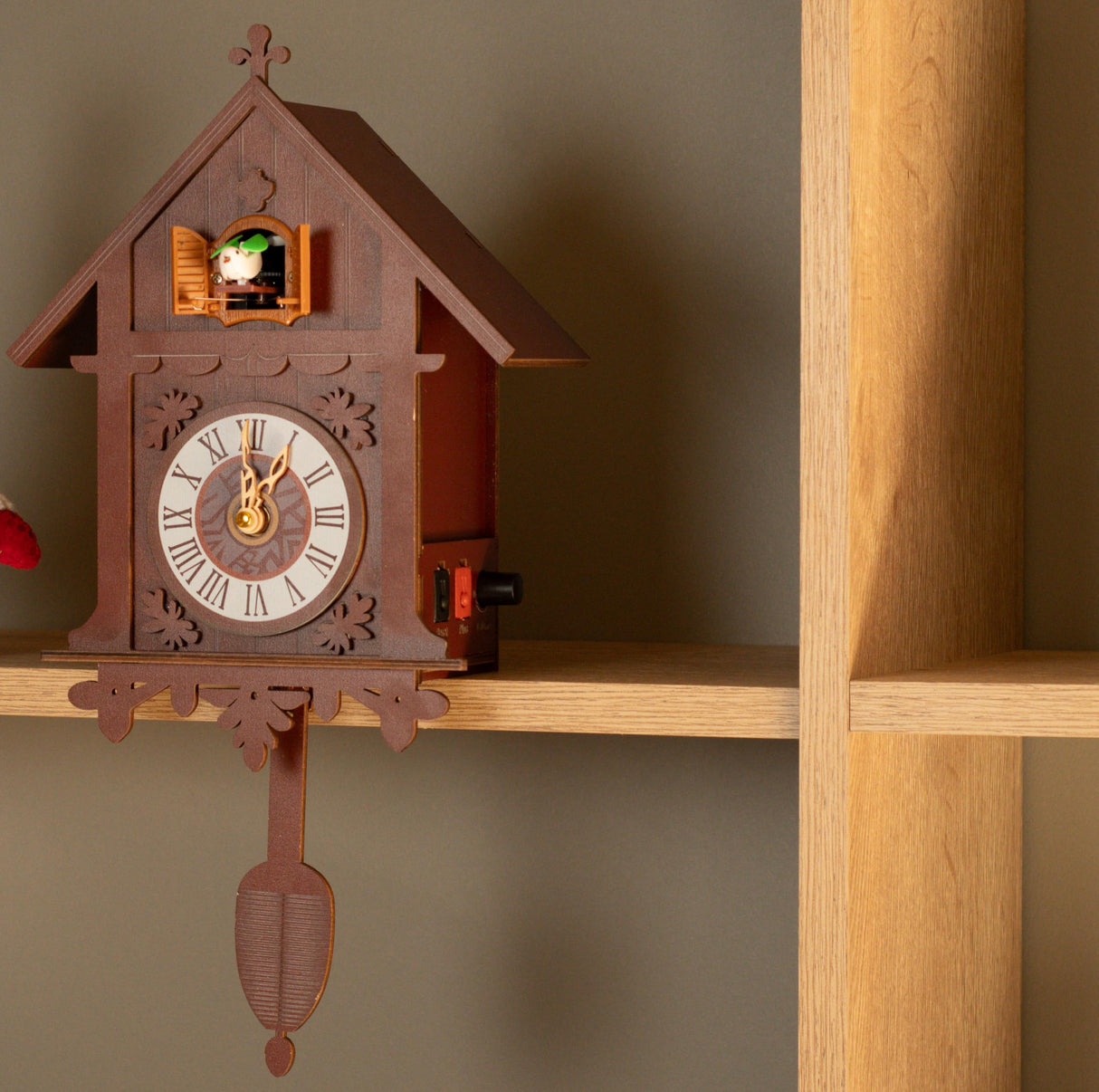 Lumat Cuckoo Clock - Modern Brown Cuckoo Clocks for Wall - Natural melodies - Volume Control - Night Mode - Perfect for Adults, Kids and Families - Battery Powered Lumat