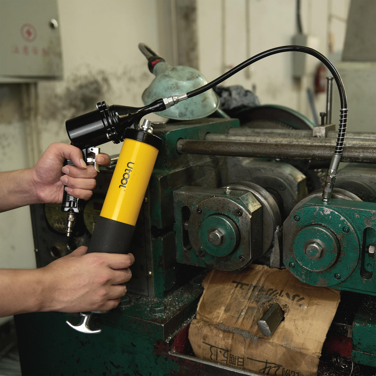 UTOOL Pneumatic Grease Gun, 6000 PSI Air Operated Grease Gun Kit, 14 oz Load, 18 Inch Resin Flex Hose, 1 Extension Bend Pipe, 1 Sharp Type Nozzle, 1 Basic Coupler, 1 Zerk Cleaner UTOOL