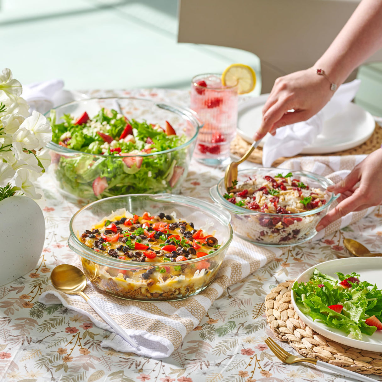 6-Piece Glass Tureen Dishes for Oven with Lids, Durable Borosilicate Glass Covered Bakeware Set, Microwave Safe, Versatile Round Glass Baking Dishes for Oven with Lid. Clear Lead-Free Casserole Cookware. Le'raze