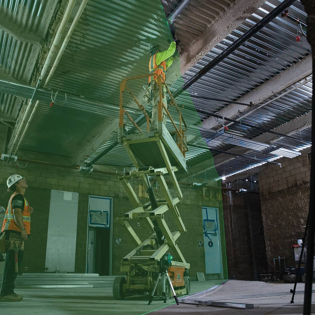 Makita SK700GDNAJ 12V max CXT® Lithium-Ion Cordless Self-Leveling 360° 3-Plane Green Laser Kit (2.0Ah), Class II, 510-530 nm, <2 mW Makita