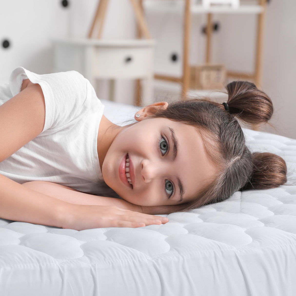 Utopia Bedding Waterproof Mattress Protector, Full Mattress Pad, Quilted Fitted Cover Stretches up to 16 Inches Deep (White) Utopia Bedding