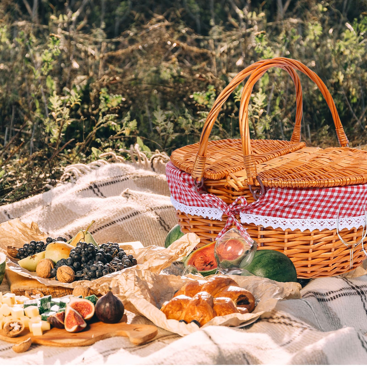 HYBDAMAI Wicker Picnic Basket Set for 4 with Lid and Handle Picnic Hamper with Washable Lining and Cutlery Set for Outdoor, Camping, Halloween, Christmas, and Birthday HYBDAMAI