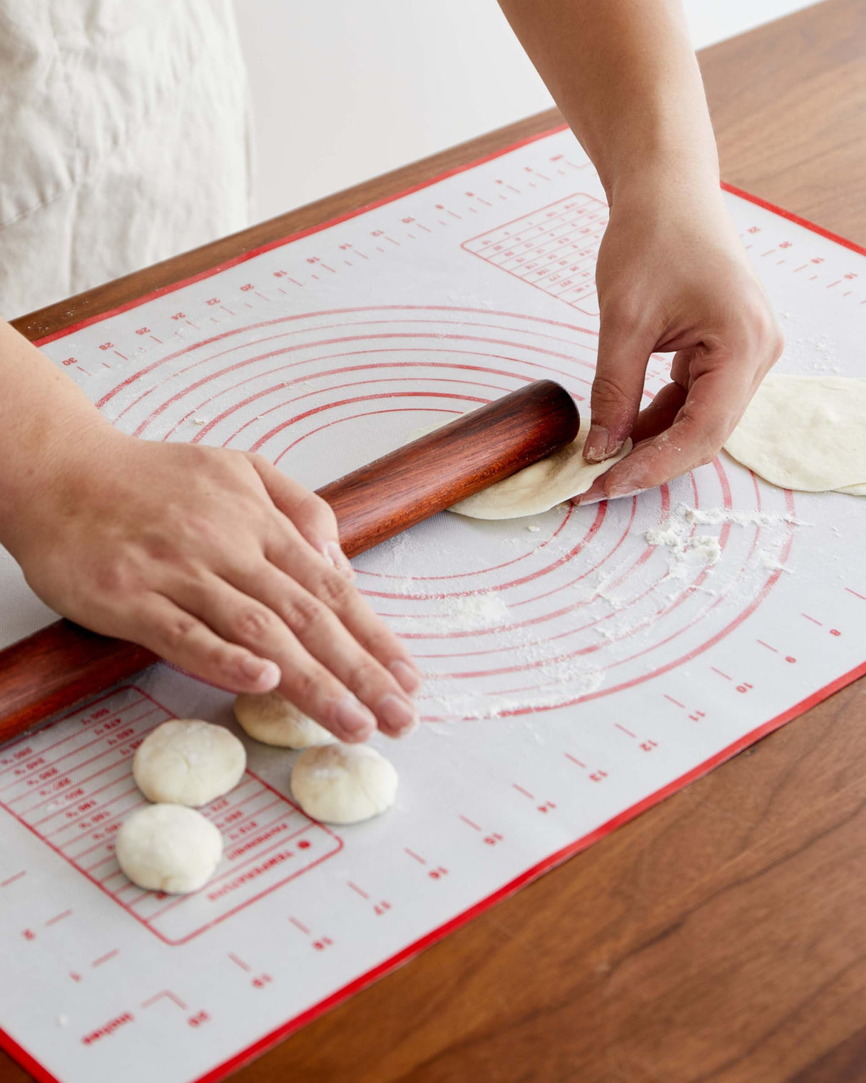Wood Rolling Pin for Dough, Vinoil French Rolling Pins for Baking with Slicone Baking Mat Set, Dough Roller for Baking Fondant Pizza Pasta Pies Cakes Bread and Cookies, 16 Inch Rosewood Vinoil