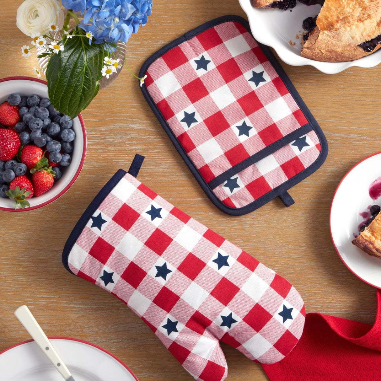 MARTHA STEWART Americana Star Gihgham Oven Mitt & Pot Holder Set, 100% Cotton, Heat Resistant, Patriotic USA America Decor, Red/White/Blue, 7"x13" & 7"x10" Martha Stewart