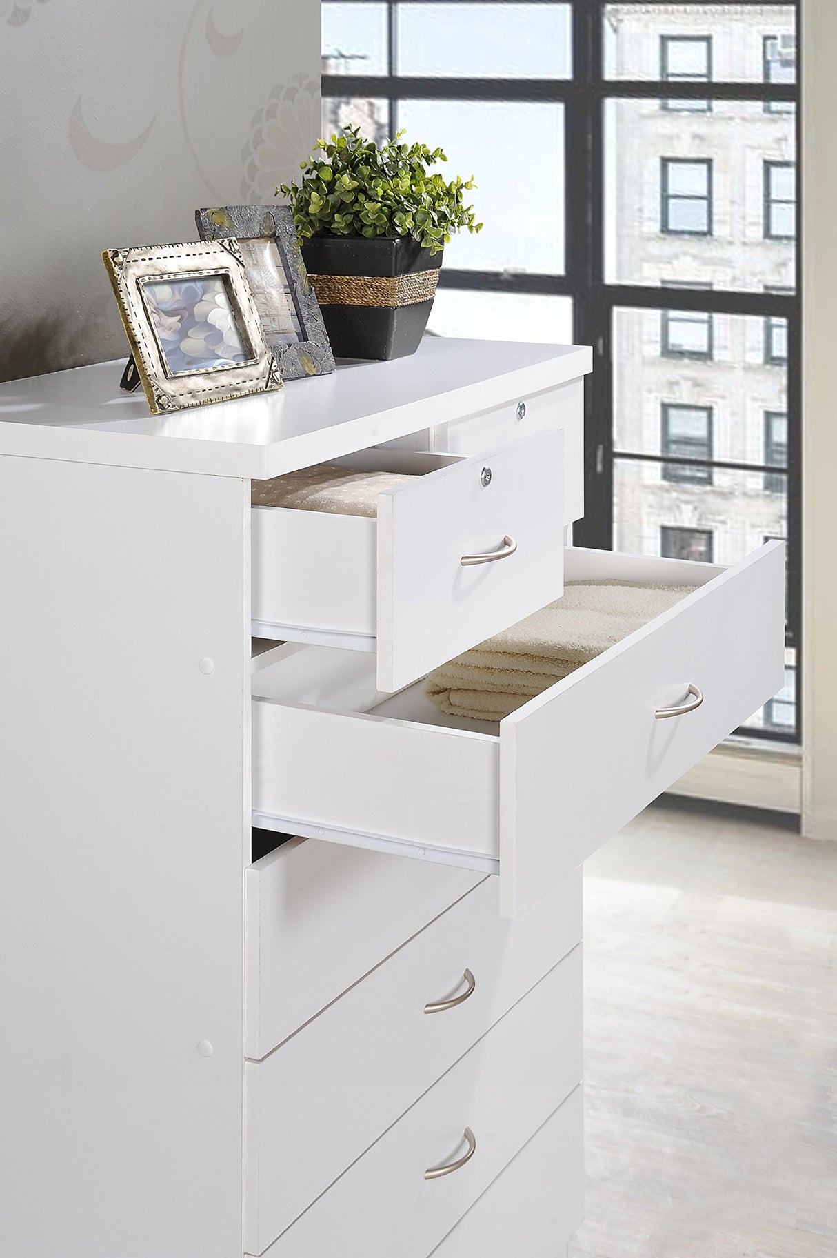 HODEDAH 7 Drawer Wood Dresser for Bedroom, 31.5 inch Wide Chest of Drawers, with 2 Locks on the Top Drawers, Storage Organization Unit for Clothing, White Hodedah