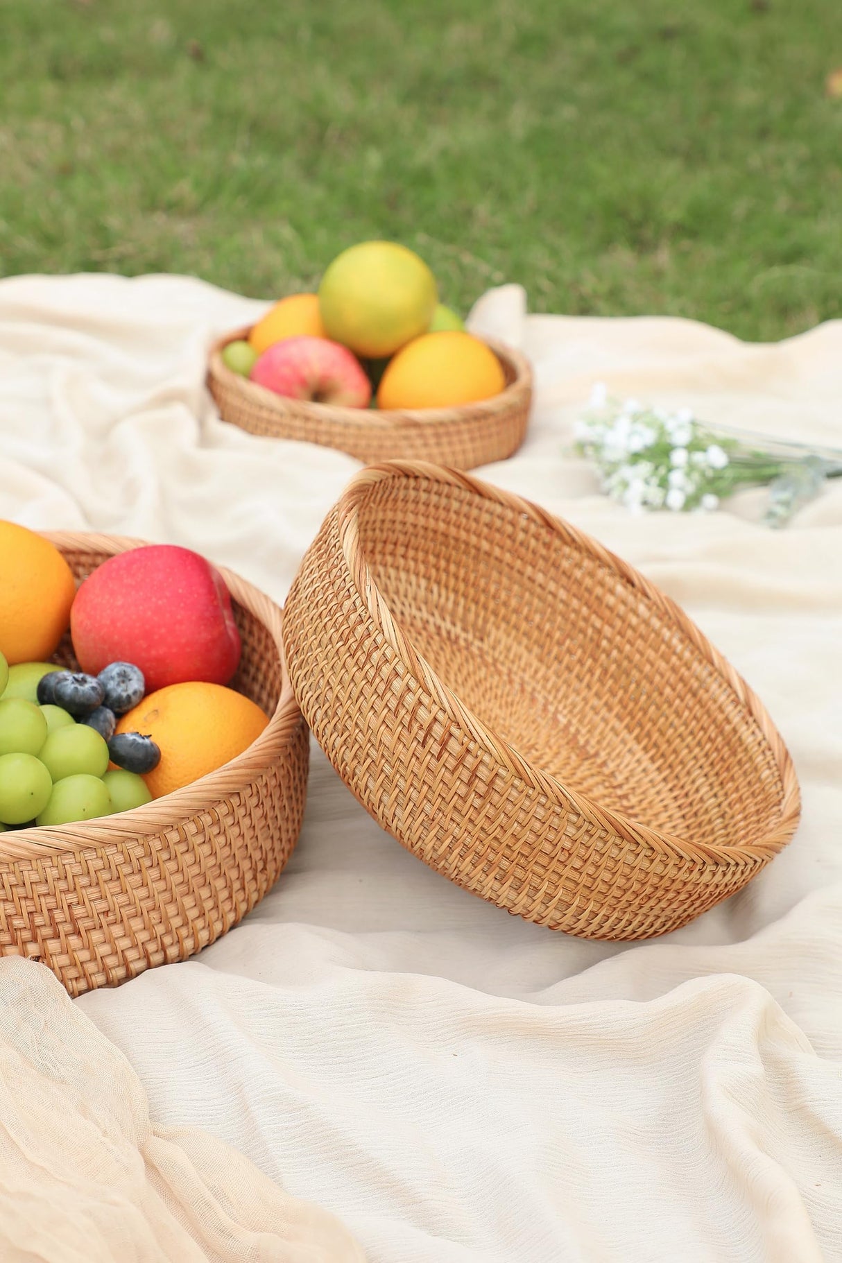 HITOMEN Handmade Rattan Bread Baskets Round Wicker Fruit Serving Storage Bowls, Natural Woven Decorative Kitchen Counter Organizing (Honey Brown) M-9.1" HITOMEN