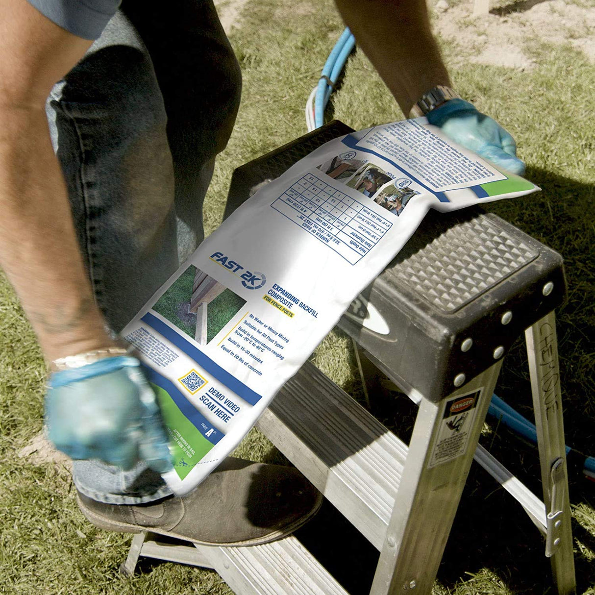 Fast 2K Fence Post Mix and Concrete Alternative and Replacement for Fence Post and Mail Post Installs. 32.8 oz Bag of Expanding Composite Footing Compound H.B. Fuller