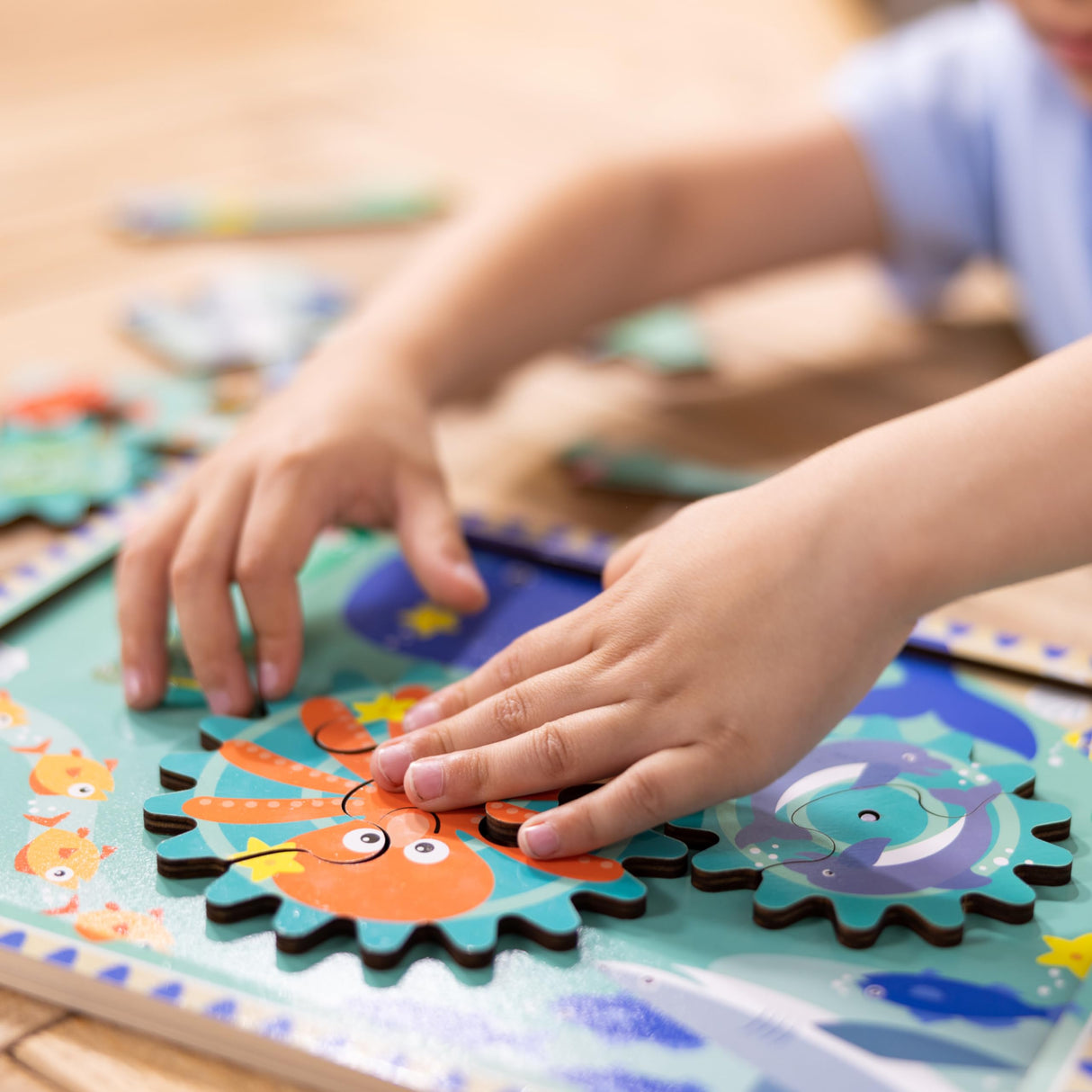 Melissa & Doug Wooden Underwater Jigsaw Spinning Gear Puzzle – 18 Pieces Wooden Puzzle for Toddlers and Preschoolers, for Boys and Girls Ages 3+ Melissa & Doug