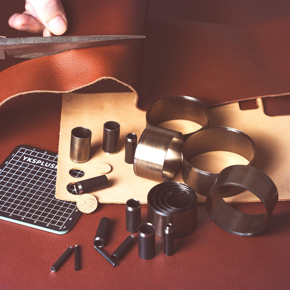 YKSPLUSK Leather Circle Cutter Tool Set, 31 Pieces Circle Punch Tools 1-25mm 30 35 40 45 50 55mm, High Carbon Steel Round Leather Cutting Dies - Hole Punch Tool Kit for DIY Crafts YKSPLUSK