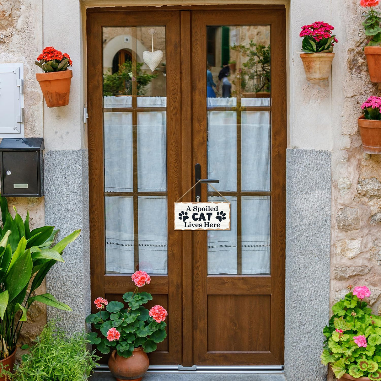 A Spoiled Cat Lives Here Wooden Hanging Sign Plaque, Wall Decor Sign With Personalized Quotes, Rustic Wood Sign Wall Art for Home Garden Yard Farmhouse - A29 Lesixur