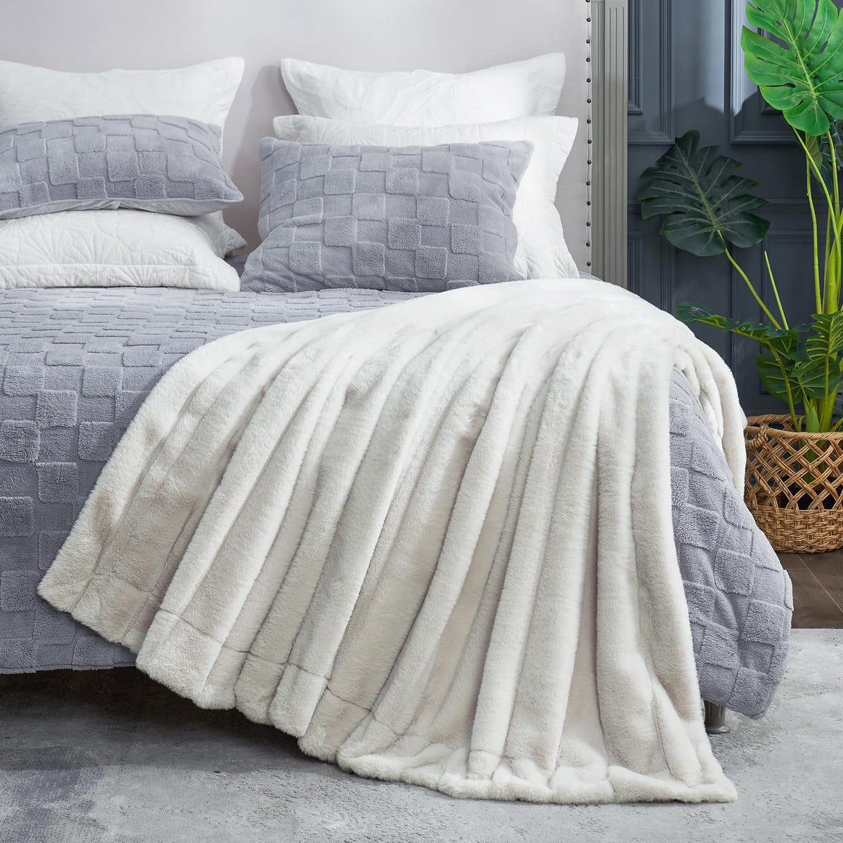 Cozy Bliss Faux Fur Throw Blanket for Couch, Cozy Soft Plush Thick Winter Blanket for Sofa Bedroom Living Room, 50 * 60 Inches Beige Cozy Bliss