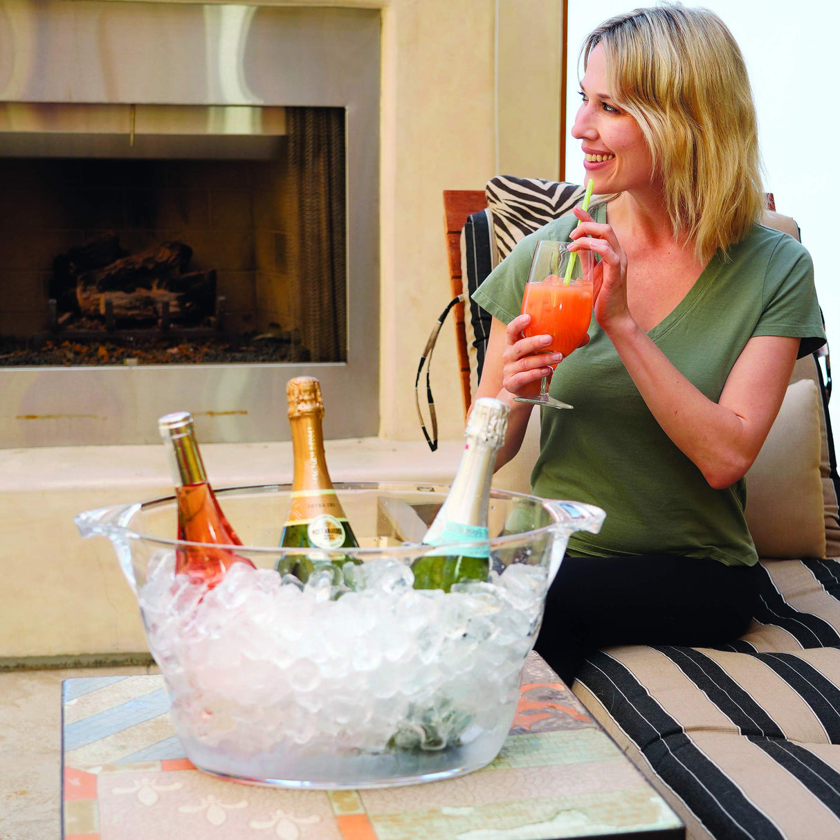 OGGI Acrylic Oval Party Tub - Clear Beverage Cooler w/Handles, Wine Cooler, Beer Chiller, Ideal Party Tubs for Drinks, Use Ice Tub for Indoor or Outdoor Bars, 18.5" x 11" Oggi