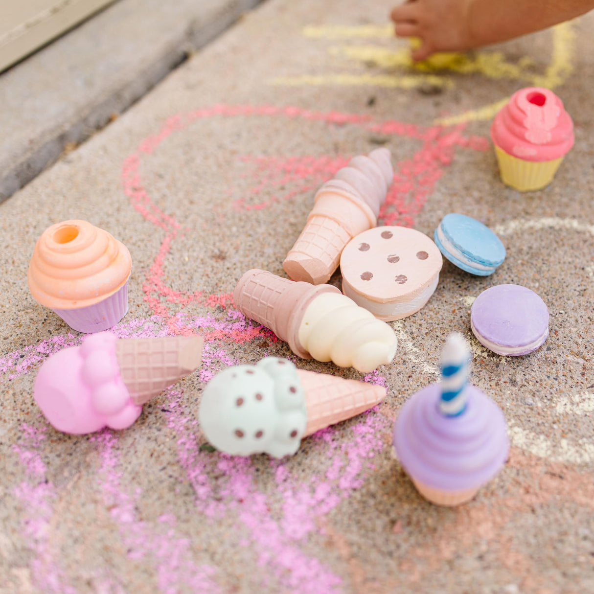 Melissa & Doug Ice Cream & Cake Chalk Set Arts And Crafts For Kids, Sidewalk Chalk For Kids Ages 3+ Melissa & Doug