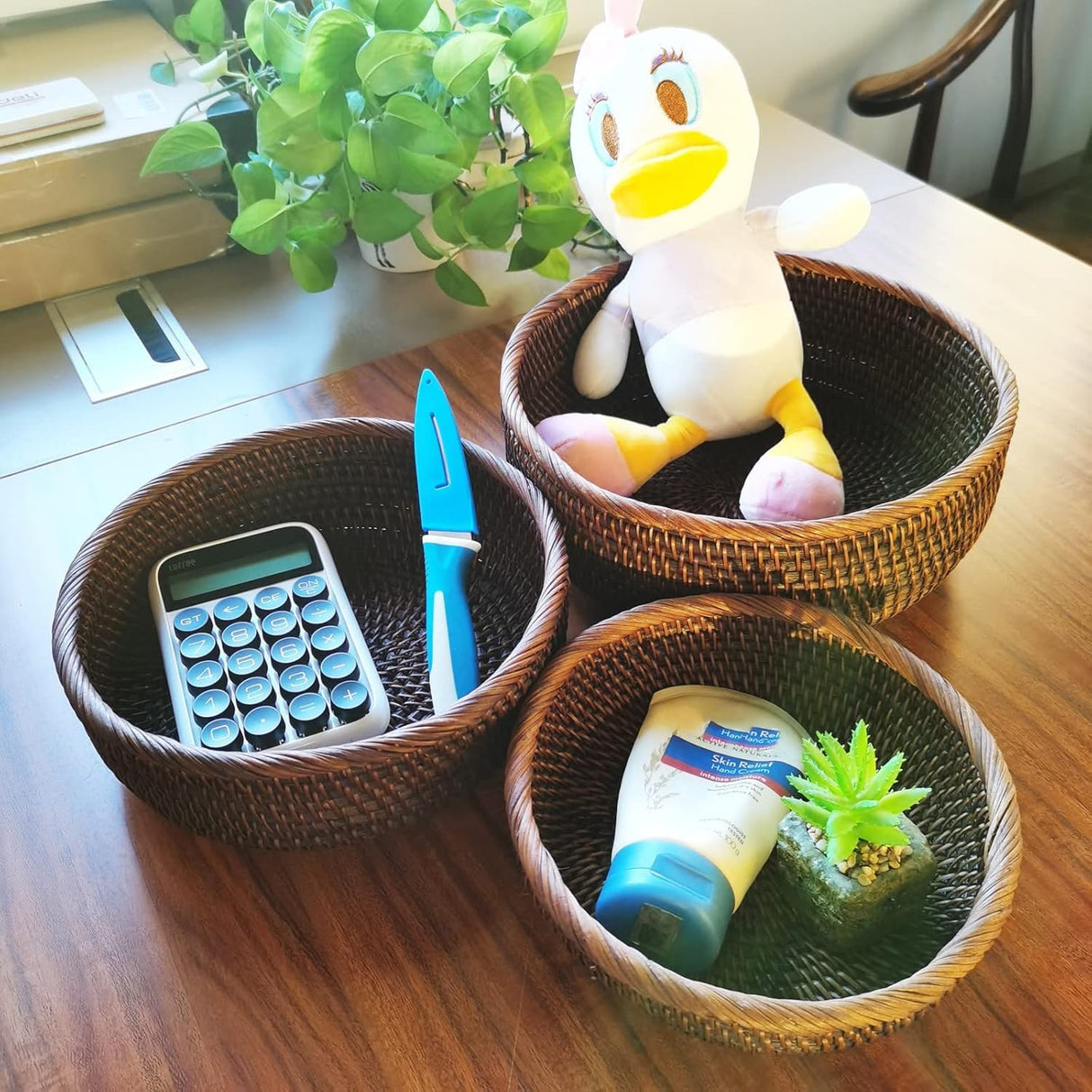 AMOLOLO 10 Inch Round Rattan Bowl Basket, Handmade Wicker Basket Tray with Scalloped Edge and 4”Deep Wall, Decorative Woven Dark Brown Bread Basket Fruit Bowl Key Holder Table Centerpiece, L amololo