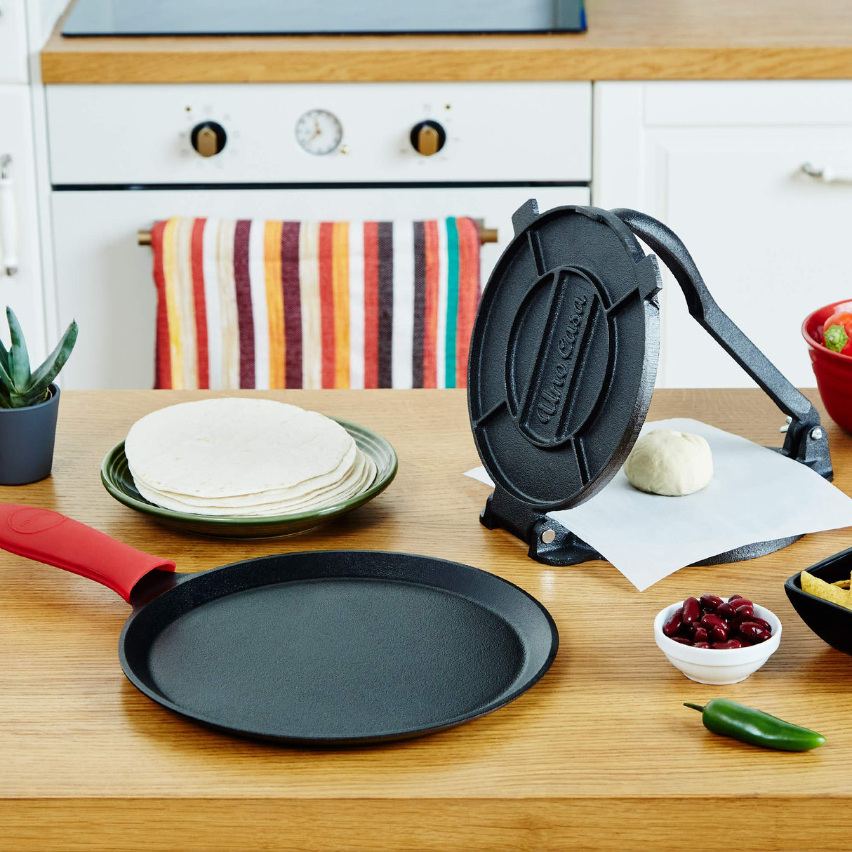 Uno Casa Cast Iron Tortilla Press 8 Inch with Cast Iron Comal Pan - Bundle of Cast Iron Tortilla Skillet for Roti, Tawa, Dosa, and Pataconera - Pre-Seasoned Heavy Duty Cookware for Authentic Cooking Uno Casa