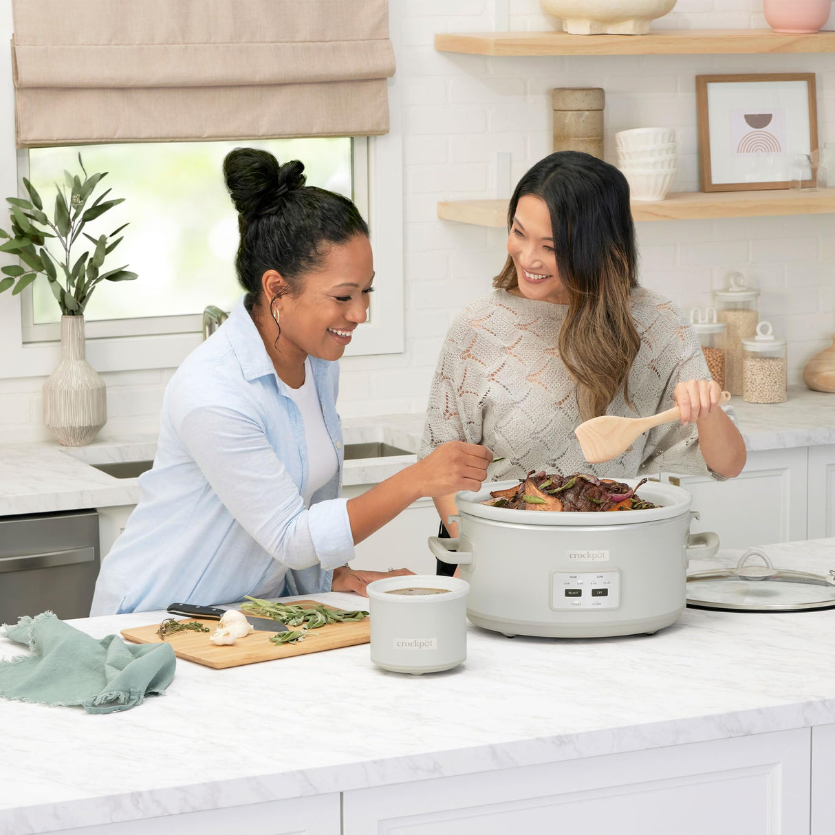Crock-Pot 7 Quart Cook and Carry Slow Cooker with Touch Control, 4 Pre Programmed Settings, Removable Stoneware, and Locking Lid, Mushroom Crock-Pot