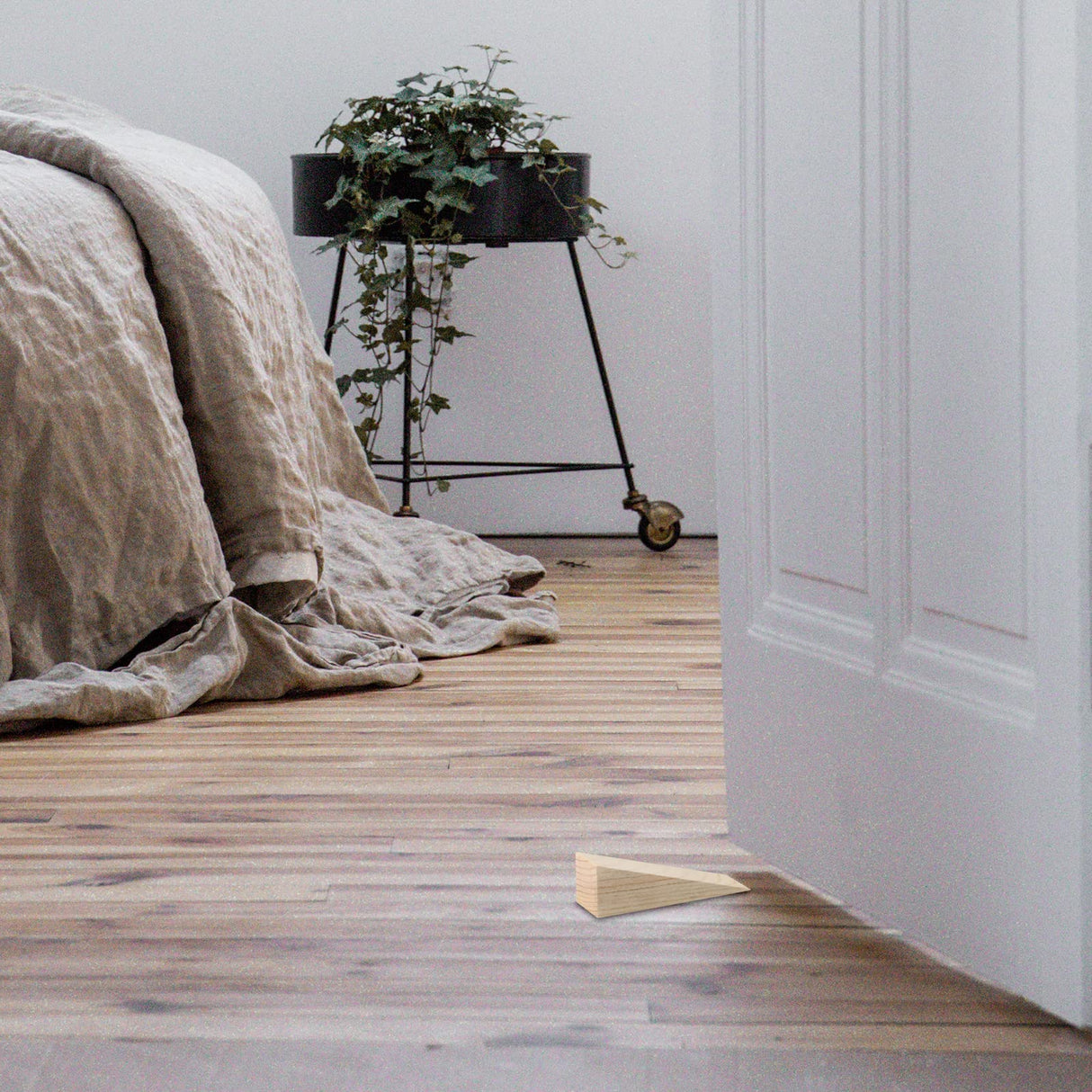 Small Wooden Door Stop Stopper Wedge, 4 Pack Soild Wood Non-Slip Doorstop Wedge with Sturdy and Durable, Security Door Stopper Fit for Bottom of Door On Tile, Concrete, Carpet, Wooden Floor (4 Pack) Homakover