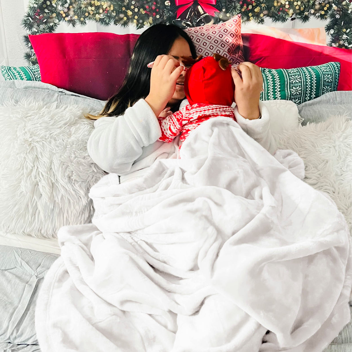 Bedsure White Fleece Blanket Throw Blanket - 300GSM Throw Blankets for Couch, Sofa, Bed, Soft Lightweight Plush Cozy Blankets and Throws for Toddlers Bedsure